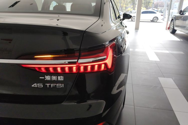 奥迪A6L 2025款 45 TFSI 臻选动感型+通风舒享包车身外观9