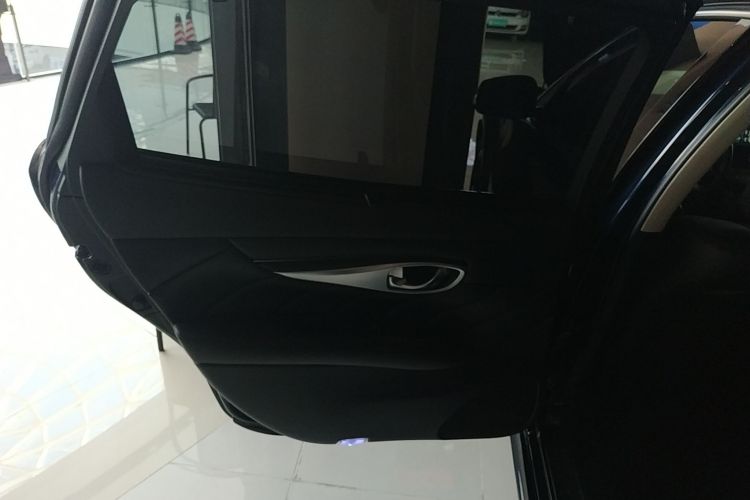 英菲尼迪Q70 2017款 Q70L 2.5L 精英版中控内饰7008