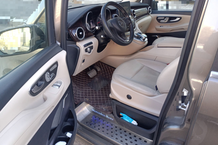 奔驰V级 2018款 V 260 L 尊贵加长版 国VI中控内饰20