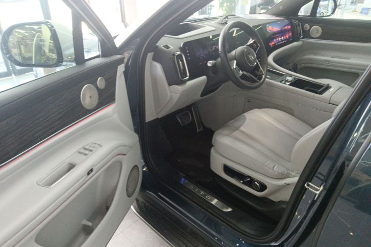 鸿蒙智行 问界M9 2024款 增程 Ultra版 42kWh 6座版中控内饰7003