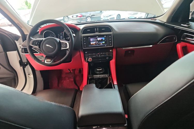 捷豹F-PACE 2018款 2.0T 两驱都市尊享版中控内饰7002