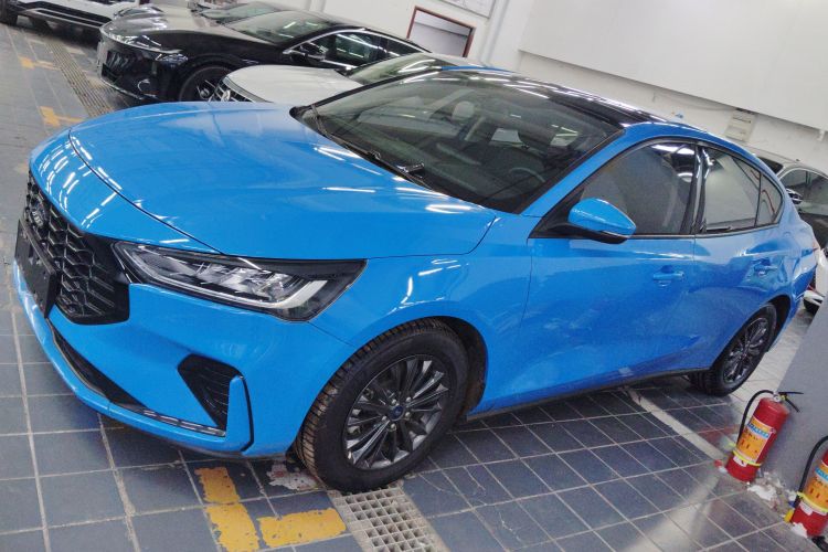 福特 福克斯 2022款 三厢 EcoBoost 180 自动竞速版车身外观4