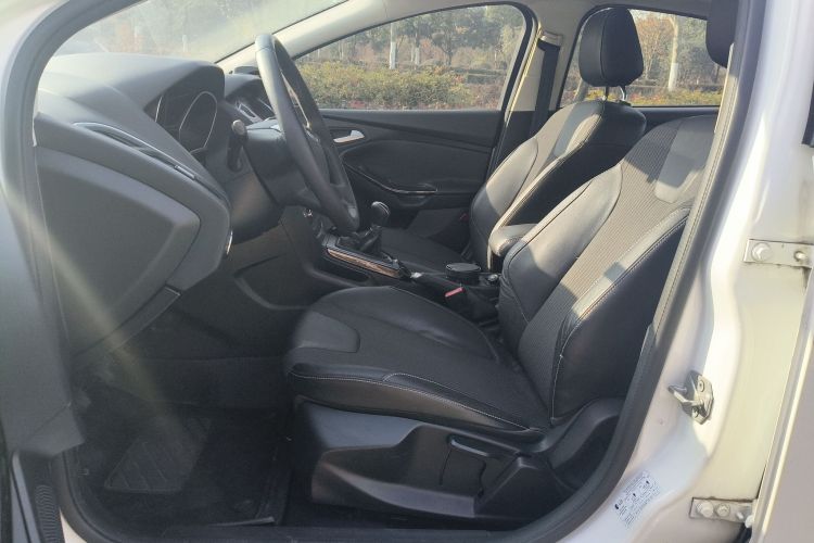 福特 福克斯 2012款 三厢 1.6L 手动风尚型中控内饰19