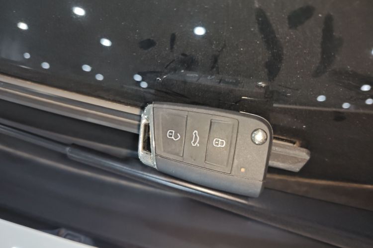 大众 途观L 2024款 出众款 330TSI 自动两驱R-Line龙耀版中控内饰7001