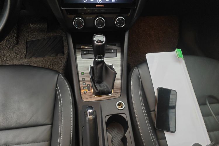 斯柯达 明锐 2017款 1.6L 自动智行版中控内饰18