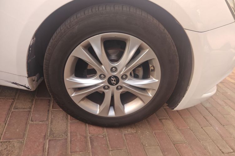 现代 索纳塔 2011款 2.0L 自动豪华版车身外观10