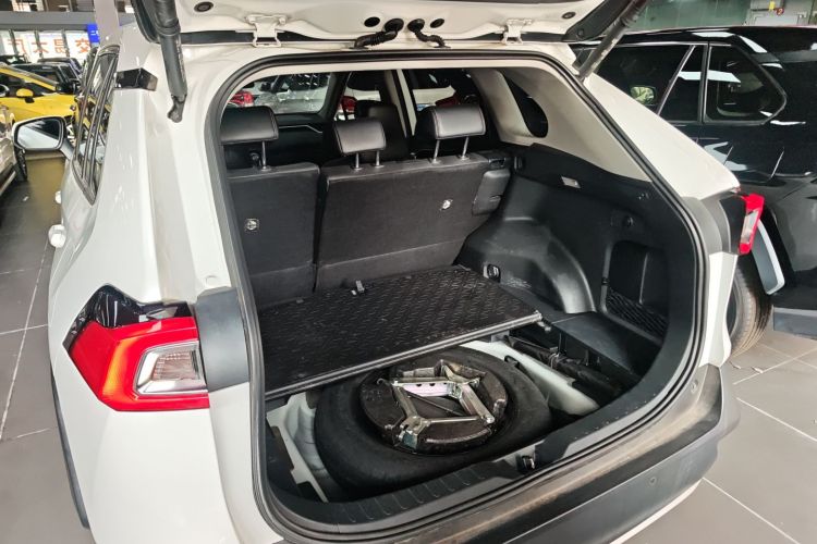 丰田 威兰达 2020款 2.0L CVT两驱豪华版机舱底盘23