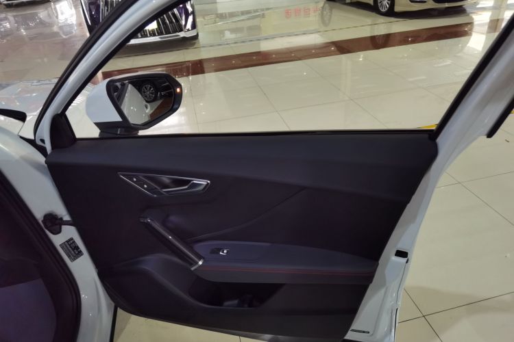 奥迪Q2L 2023款 35TFSI 进取动感型中控内饰7005