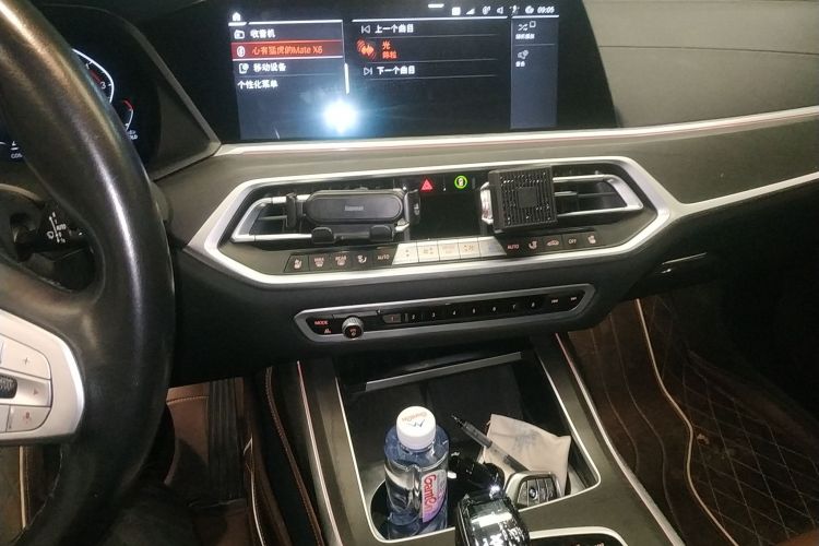 宝马X7 2021款 xDrive40i 领先型豪华套装中控内饰16