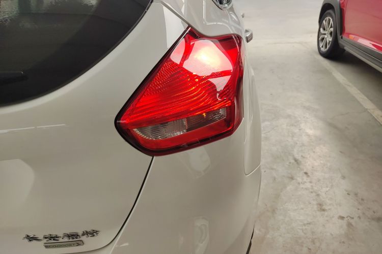 福特 福克斯 2018款 两厢经典 EcoBoost 180 自动精英型车身外观6006