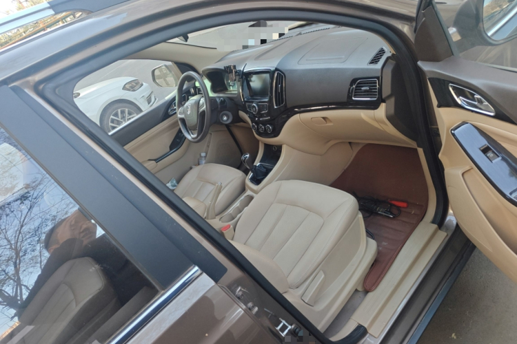 宝骏730 2014款 1.5L 手动舒适ESP版 7座局部细节9005