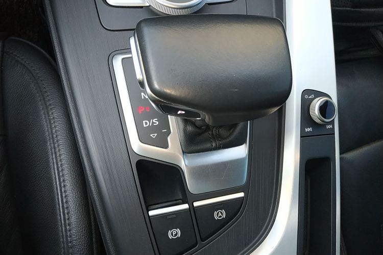 奥迪A4L 2018款 30周年年型 40 TFSI 时尚型局部细节18