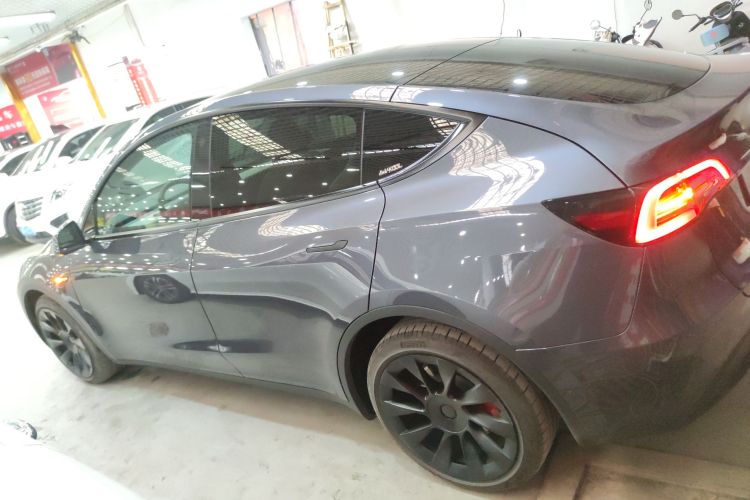 特斯拉 Model Y 2021款 长续航全轮驱动版 3D7车身外观4