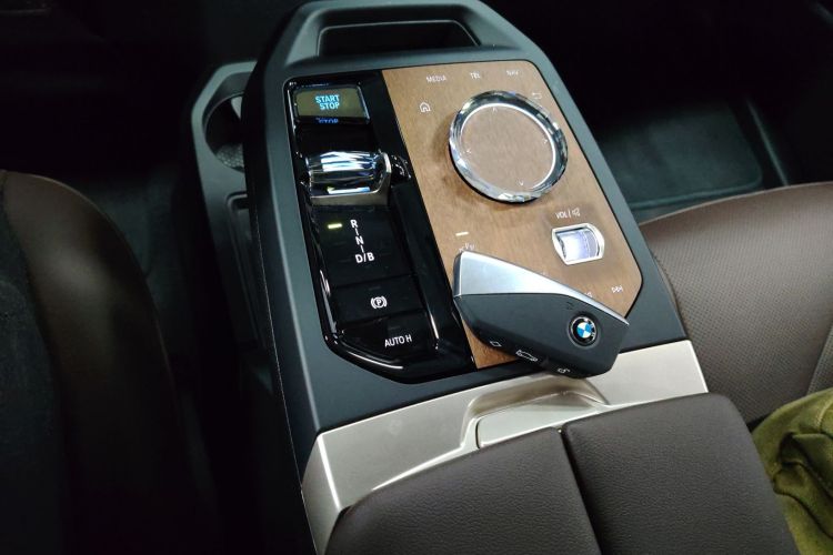 宝马iX 2023款 xDrive40中控内饰18