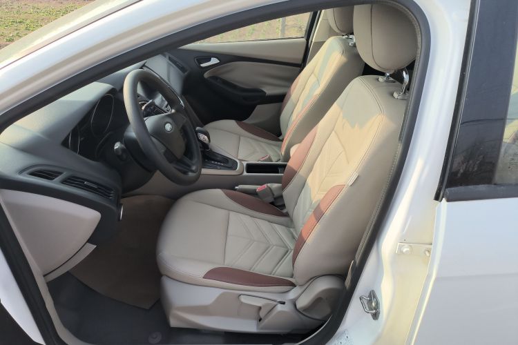 福特 福克斯 2017款 三厢 1.6L 自动舒适型智行版中控内饰19