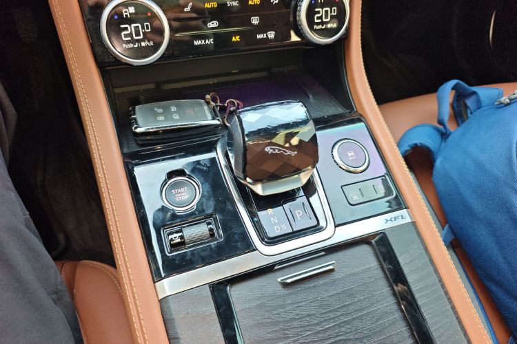捷豹XFL 2023款 XFL 2.0T P250 两驱精英运动版中控内饰18