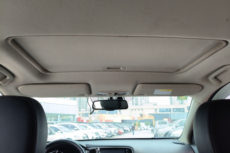 三菱 欧蓝德 2019款 2.4L 四驱致享版 5座 国V局部细节22