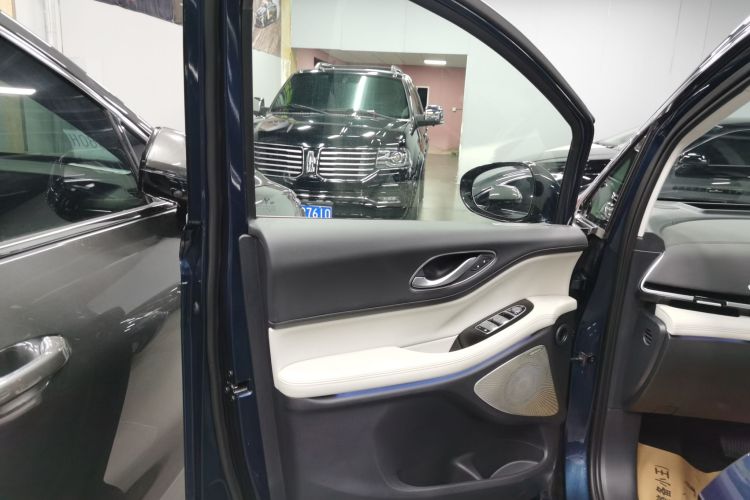 岚图汽车 岚图梦想家 2025款 PHEV 四驱旗舰鲲鹏版中控内饰7007