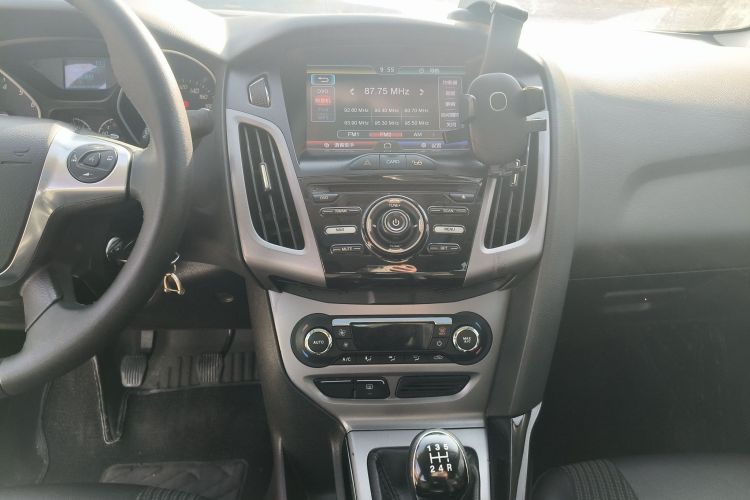 福特 福克斯 2012款 三厢 1.6L 手动风尚型中控内饰16