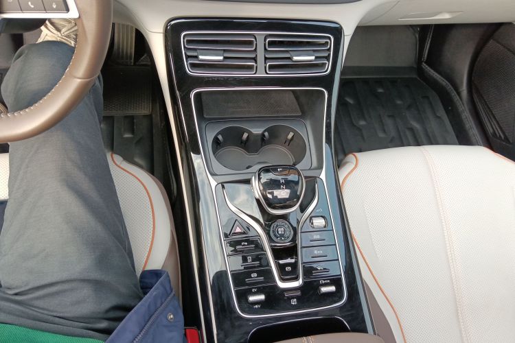 比亚迪 秦PLUS 2024款 荣耀版 DM-i 120KM领先型中控内饰18