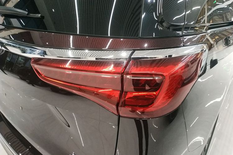 别克GL8 2021款 Avenir艾维亚 七座亲礼版车身外观9