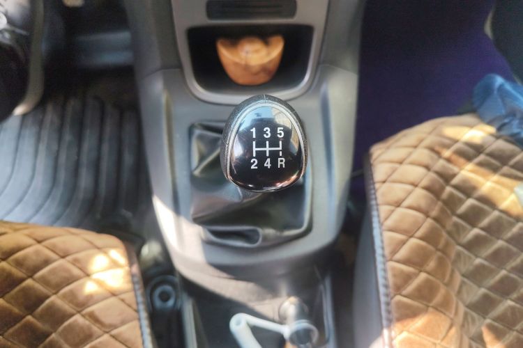 福特 嘉年华 2013款 两厢 1.5L 手动风尚型中控内饰18