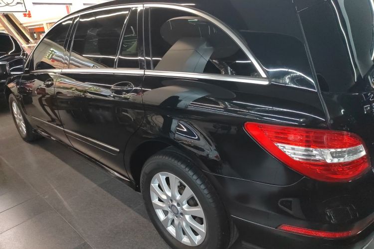 奔驰R级 2017款 R 320 4MATIC 商务型臻藏版车身外观4