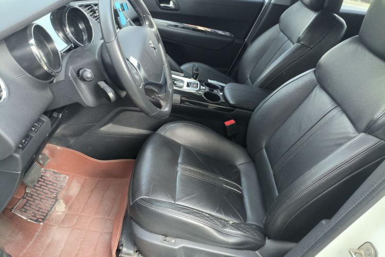 标致3008 2015款 2.0L 自动潮流版中控内饰19