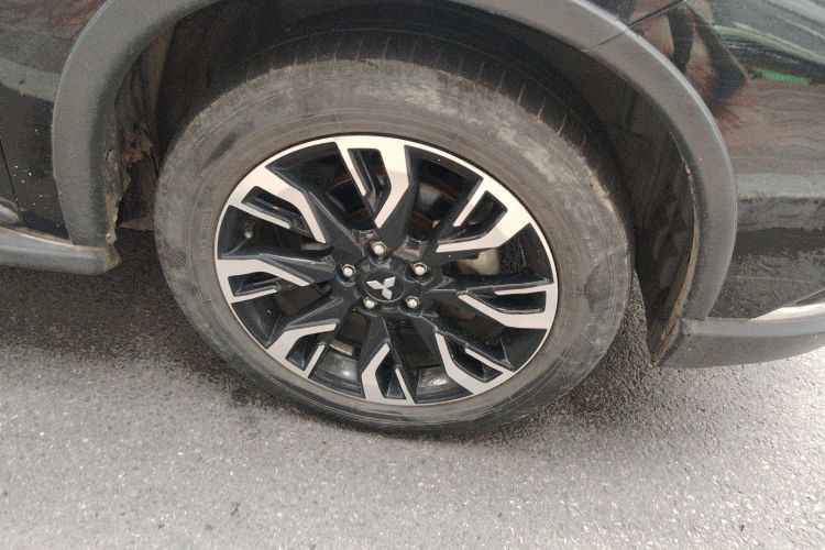 三菱 欧蓝德 2020款 2.4L 四驱致享版 7座车身外观6007