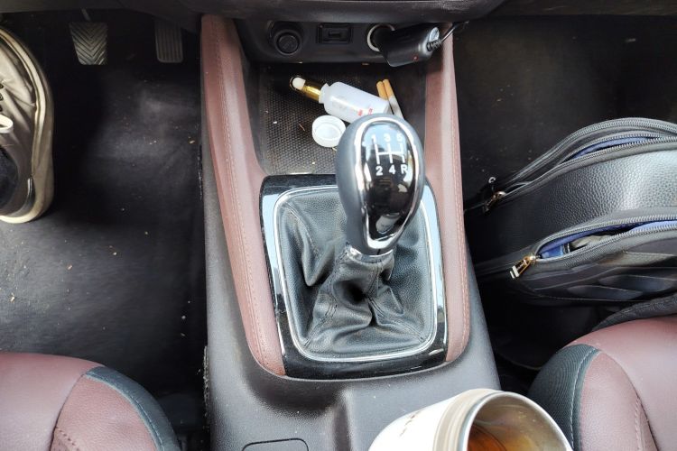 长安 凌轩 2017款 1.6L 手动幸福型中控内饰18