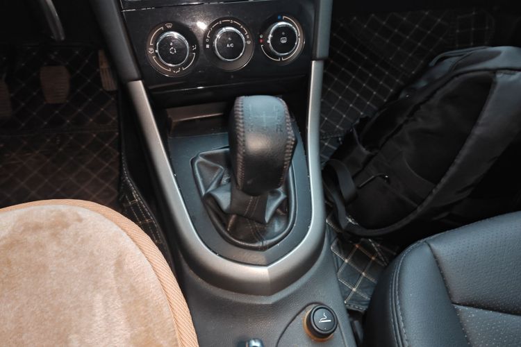 标致408 2013款 2.0L 手动舒适版中控内饰18