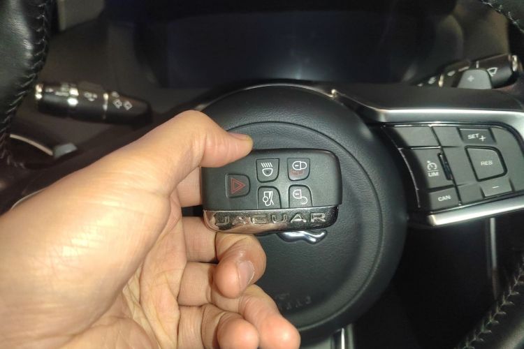 捷豹XEL 2018款 2.0T 250PS 奢华版中控内饰11