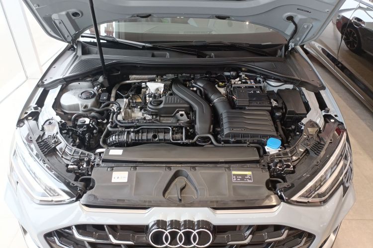 奥迪A3 2025款 A3L Limousine 35TFSI 飞驰尊享型机舱底盘24