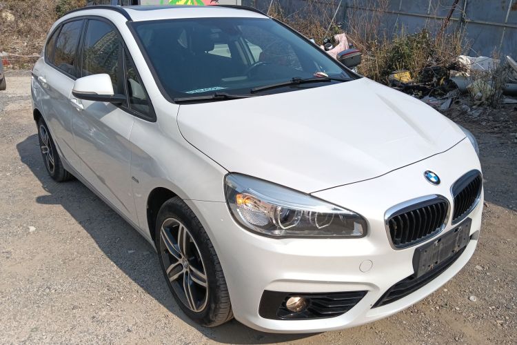 宝马2系旅行车 2016款 218i 运动设计套装车身外观3