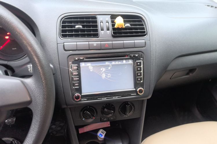 大众 Polo 2013款 1.4L 手动风尚版中控内饰16