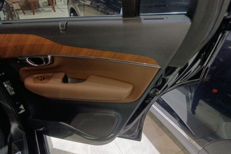 沃尔沃XC90 2022款 B6 智逸豪华版 7座中控内饰45