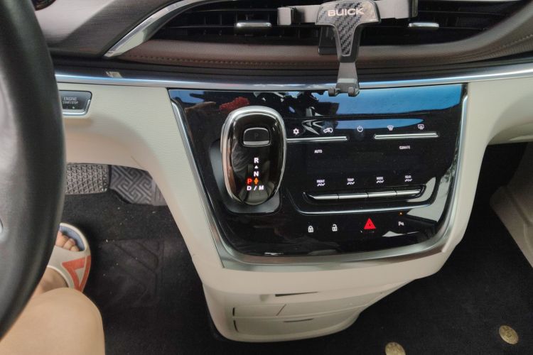 别克GL8 2020款 陆上公务舱 652T 豪华型中控内饰18