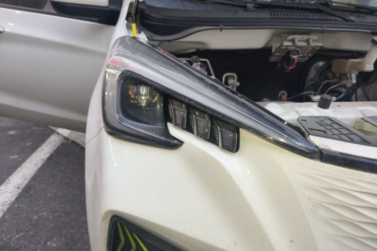 长安欧尚 奔奔E-Star 2022款 赏心版 多彩款 磷酸铁锂车身外观8