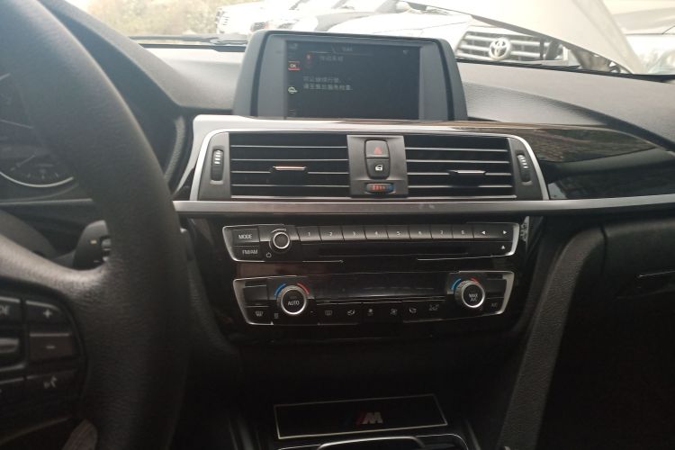 宝马3系 2017款 320Li 时尚型中控内饰12