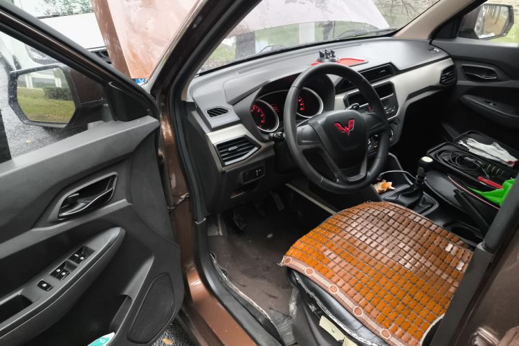 五菱汽车 五菱宏光 2021款 1.5L改款 S标准型 液压助力LAR中控内饰7003