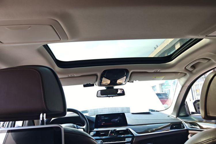 宝马5系新能源 2019款 改款 530Le 先锋版中控内饰22