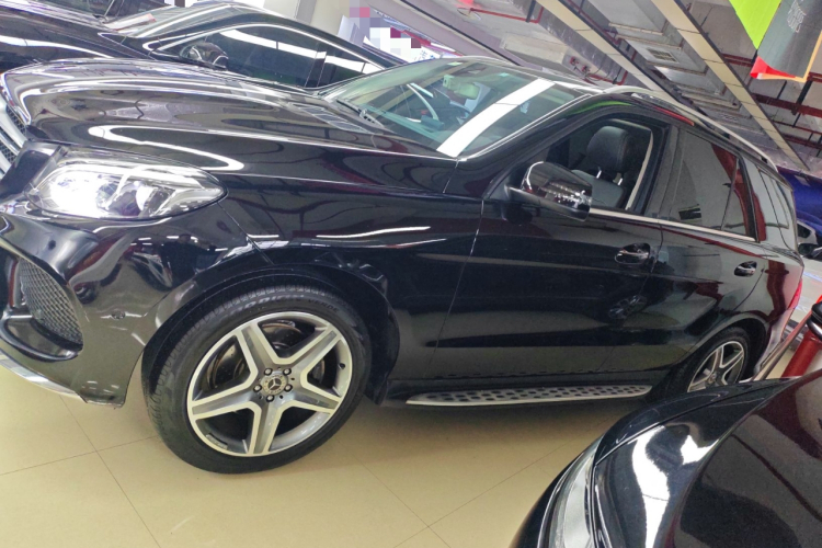 奔驰GLE 2018款 GLE 400 4MATIC 臻藏版车身外观4