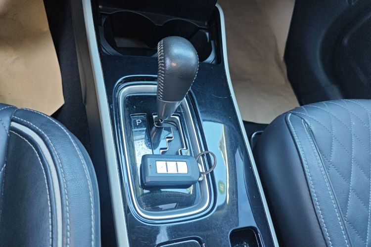 三菱 欧蓝德 2020款 2.4L 四驱致享版 7座局部细节18