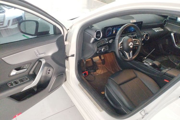 奔驰A级 2022款 A 180 L 运动轿车中控内饰20