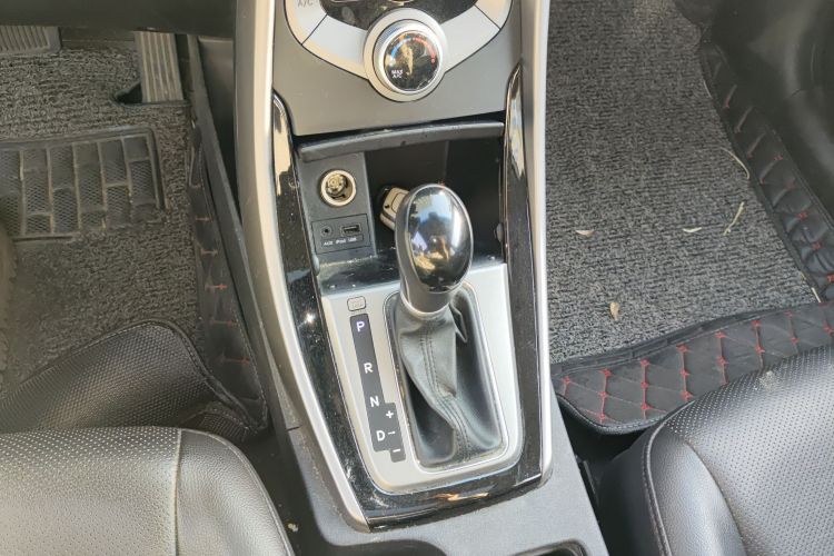 现代 朗动 2015款 1.6L 自动领先型中控内饰18