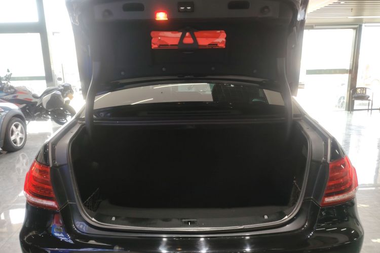 奔驰E级 2015款 改款 E 260 L 运动型机舱底盘23