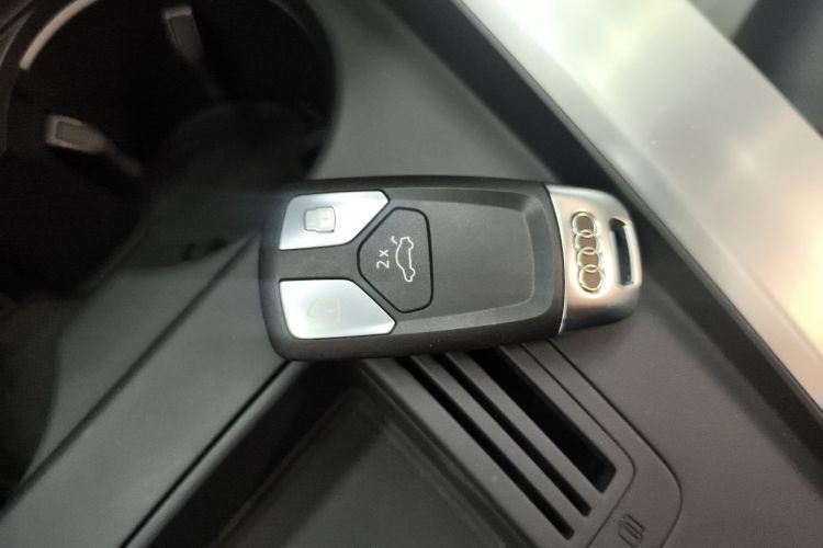 奥迪A4L 2022款 40 TFSI 时尚动感型中控内饰7001