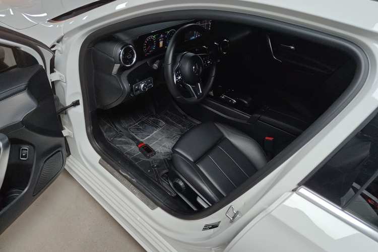 奔驰A级 2022款 改款 A 180 L 运动轿车中控内饰7003