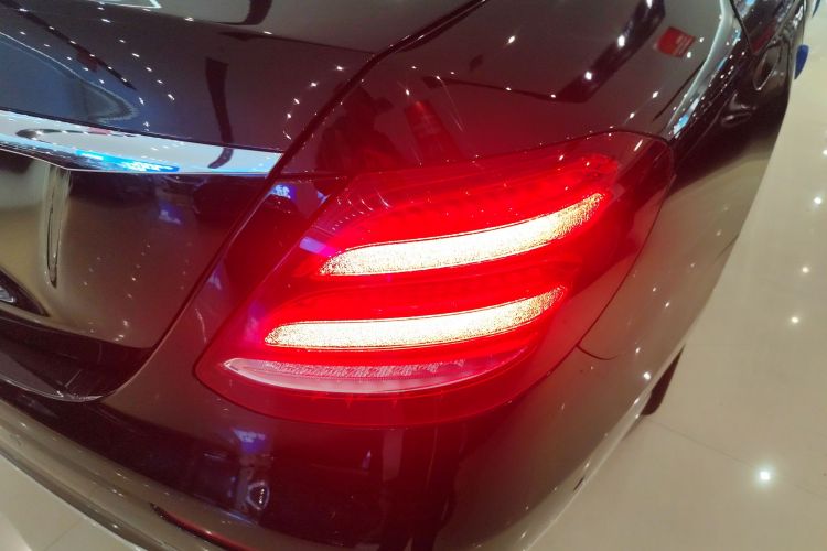 奔驰E级 2020款 改款 E 300 L 时尚型车身外观9