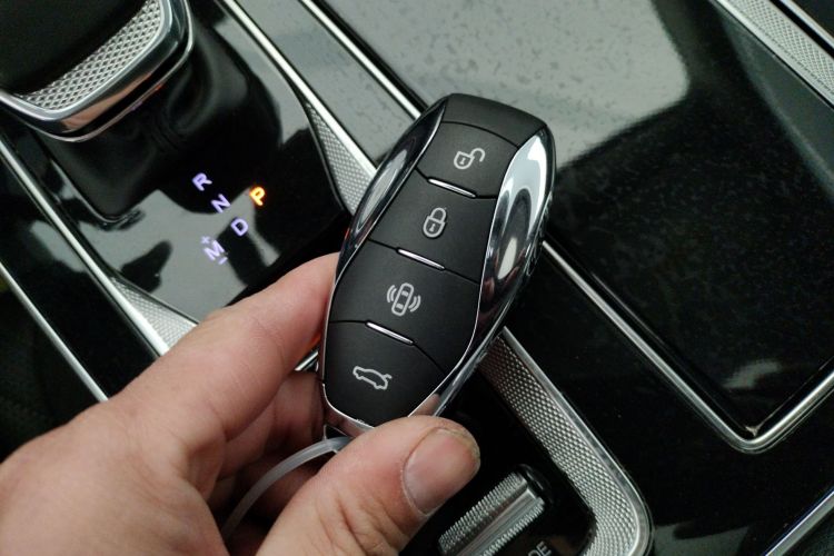 红旗HS5 2023款 2.0T 旗享Pro版中控内饰7001